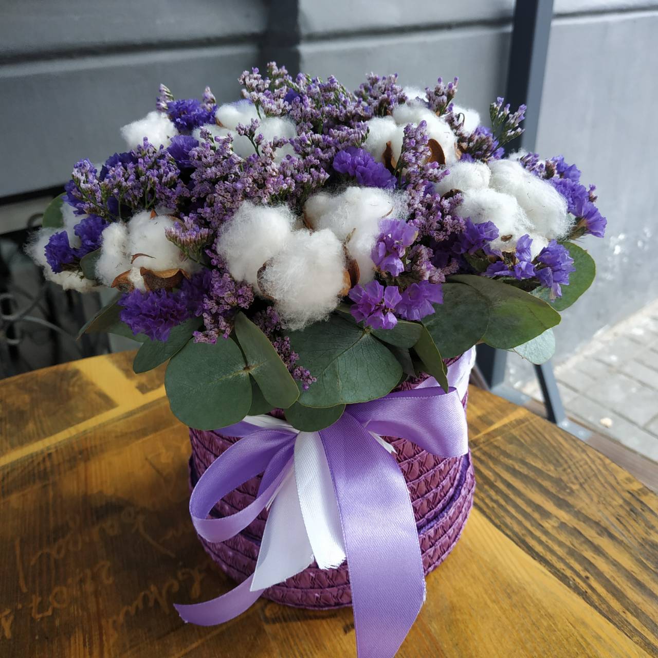 Композиция с хлопком, лимониумом, статицей и эвкалиптом