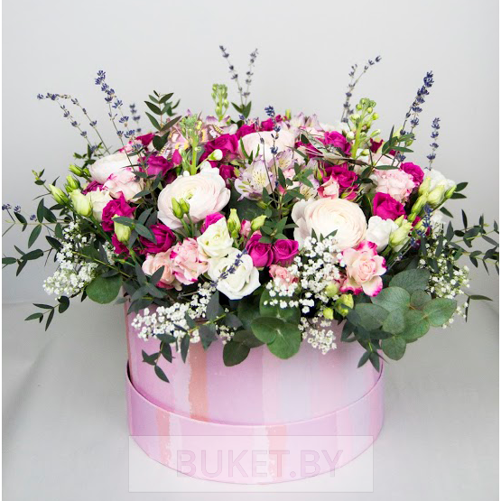 Композиция в коробке из ранункулюсов, альстромерии и эустомы