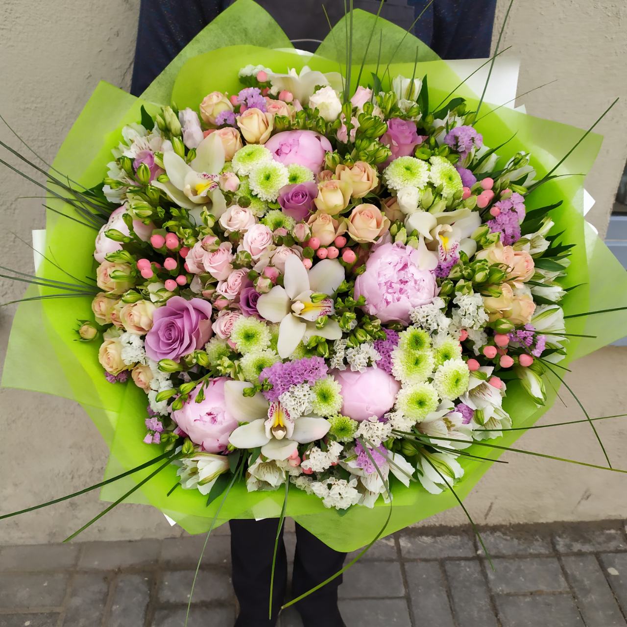 Букет из пионов, цимбидиума, кустовой розы, хризантемы