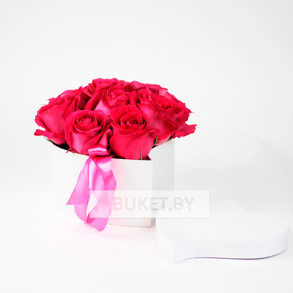 Композиция из роз в коробке в виде сердца