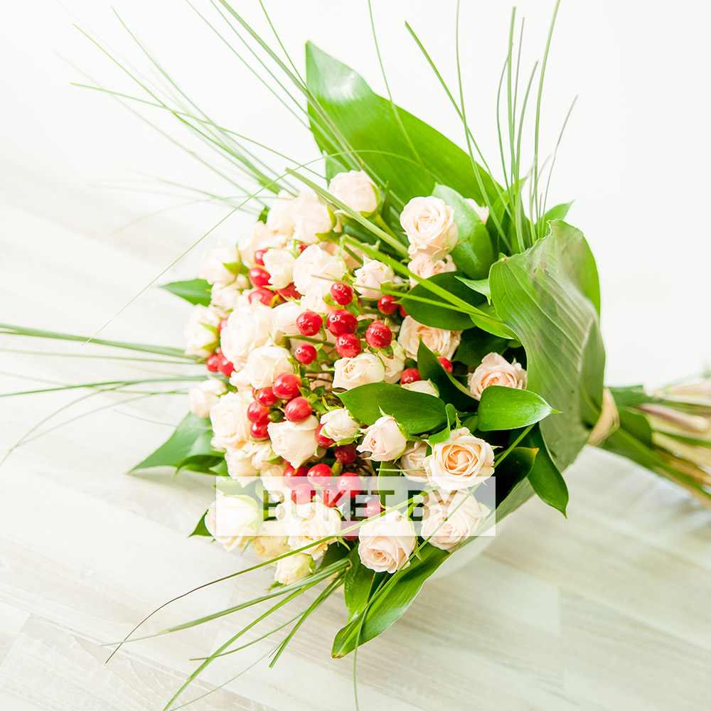 Композиция в коробке из орхидей, роз и фрезий