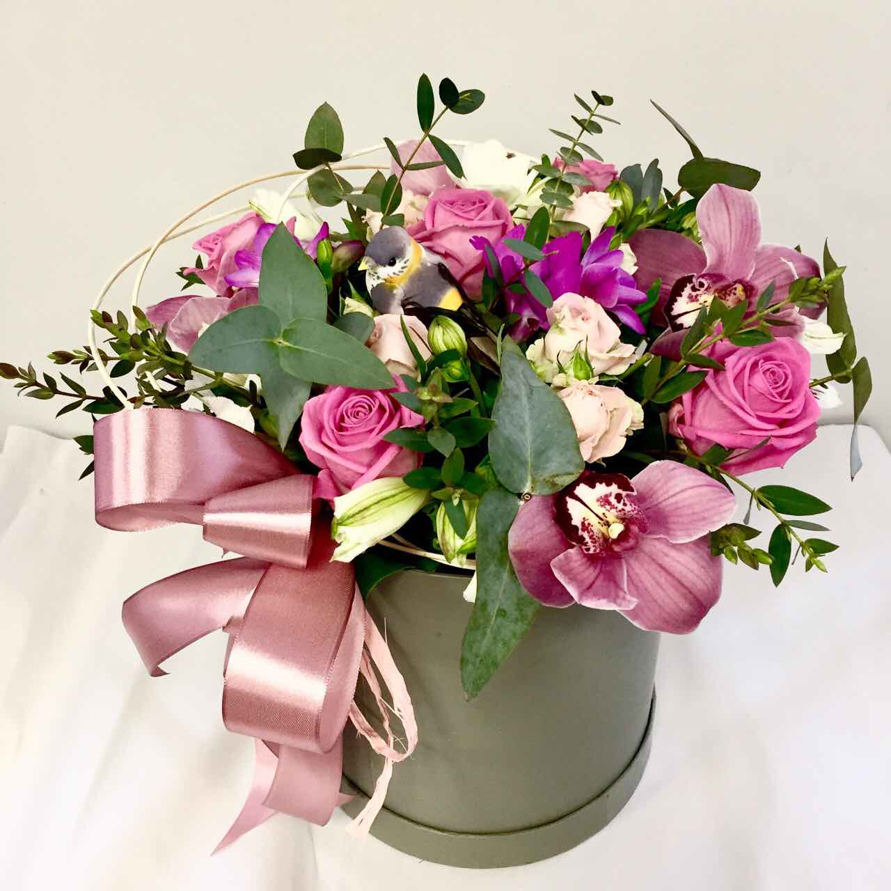 Композиция в коробке из роз и орхидей