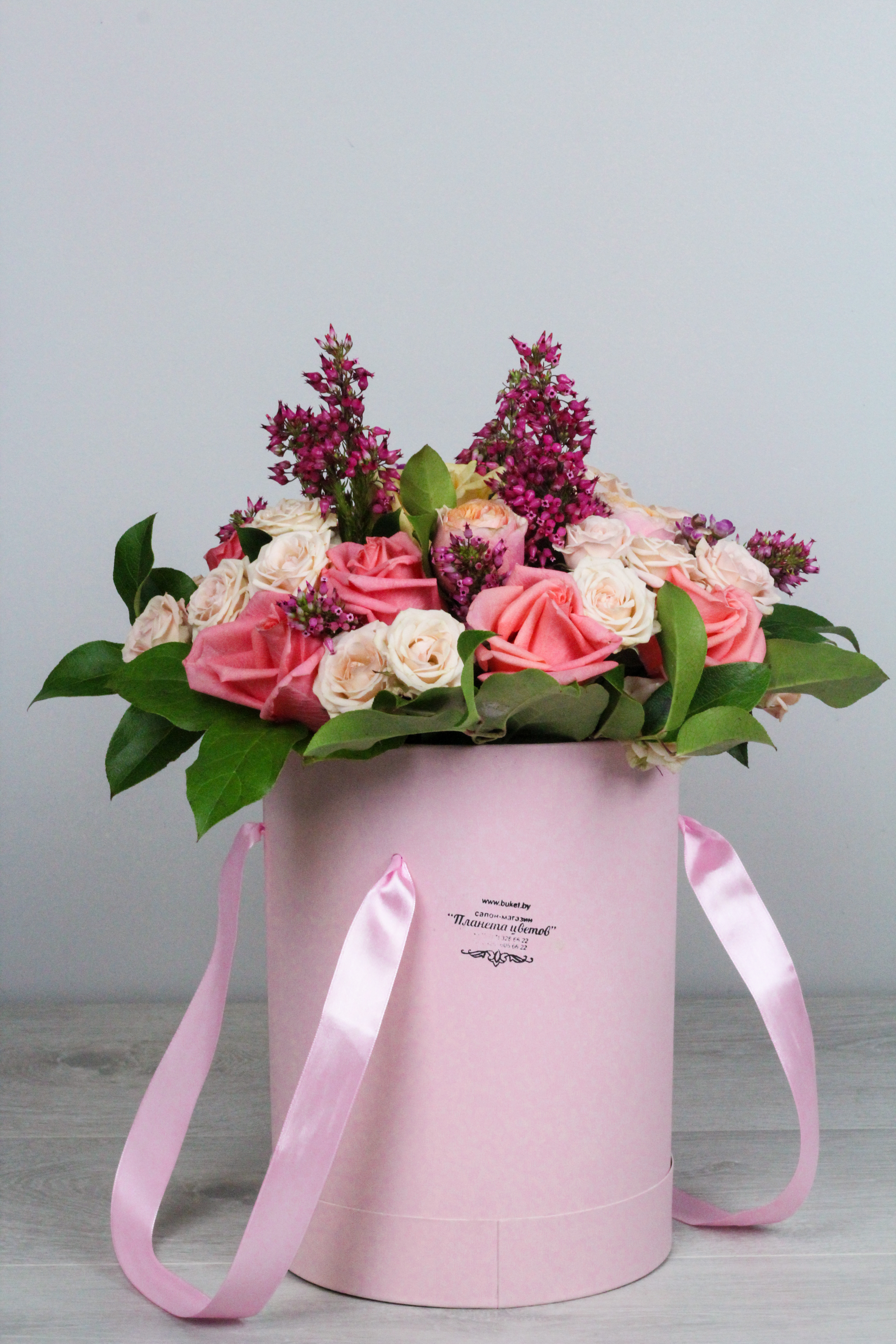 Композиция в коробке из разных сортов роз