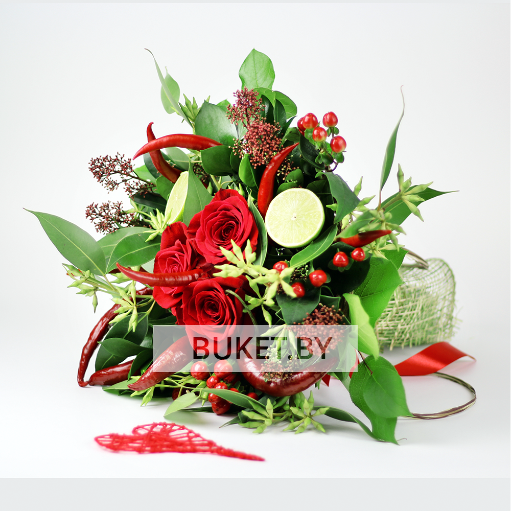 Букет из роз с перцами