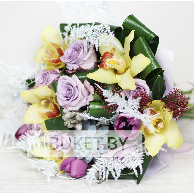 Зимний букет из роз и орхидей с аспарагусом