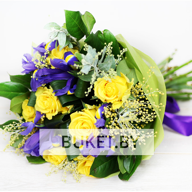 Букет из желтых роз и ирисов с мимозой