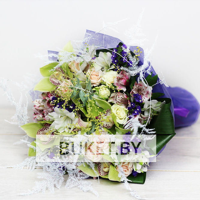 Букет из орхидей, роз и альстромерий с мимозой и статицей