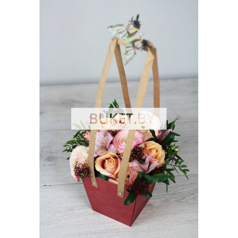 Композиция в сумочке из ранункулюсов и роз с альстромерией и скиммией
