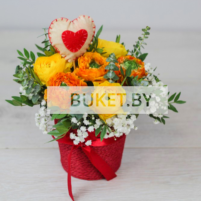 Композиция из ранункулюсов в корзинке с сердечком