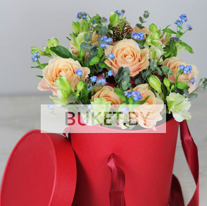 Композиция в коробке из роз с незабудками