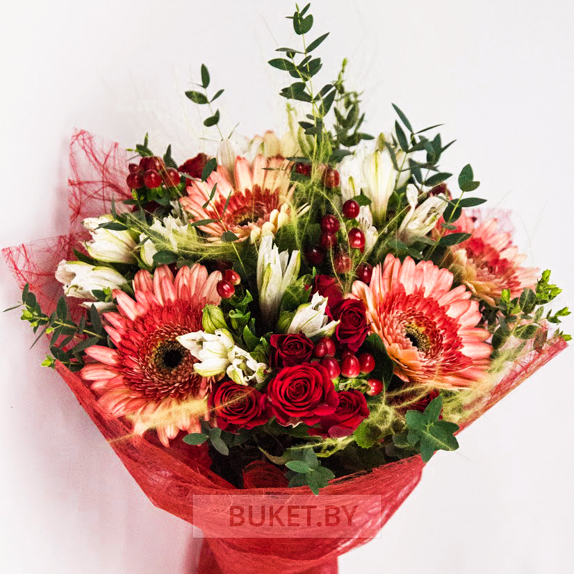 Букет из гербер и альстромений с кустовой розой