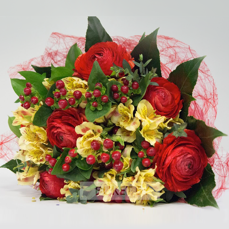 Букет из ранункулюсов и альстромерий с гиперикумом