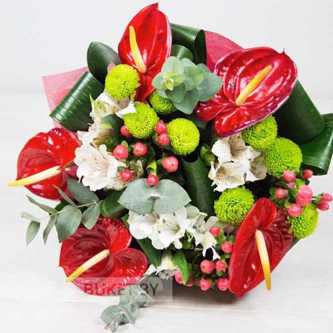 Букет с антуриумами, альстромерией и гиперикумом