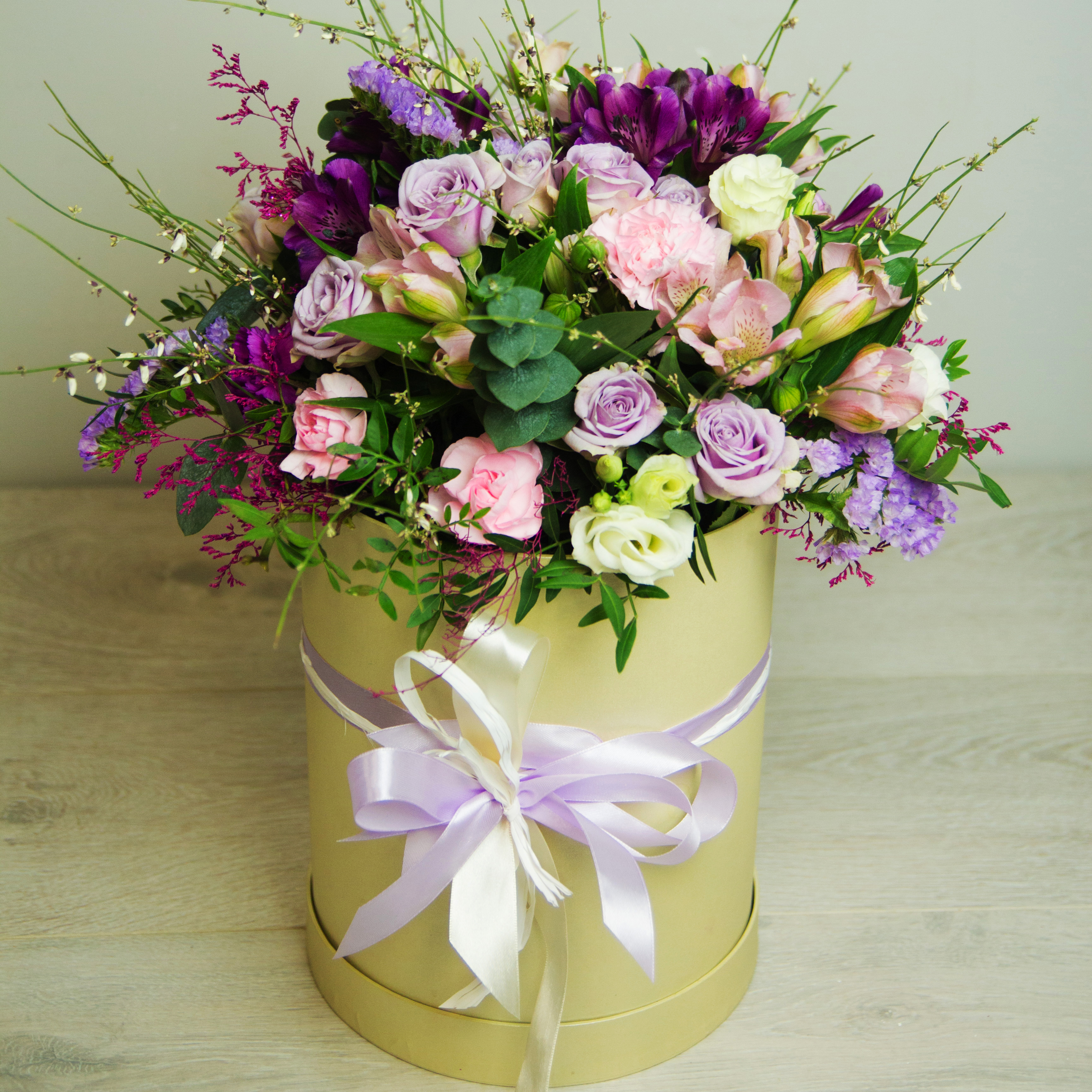 Композиция в коробке из роз и альстромерий с гвоздикой и эустомой