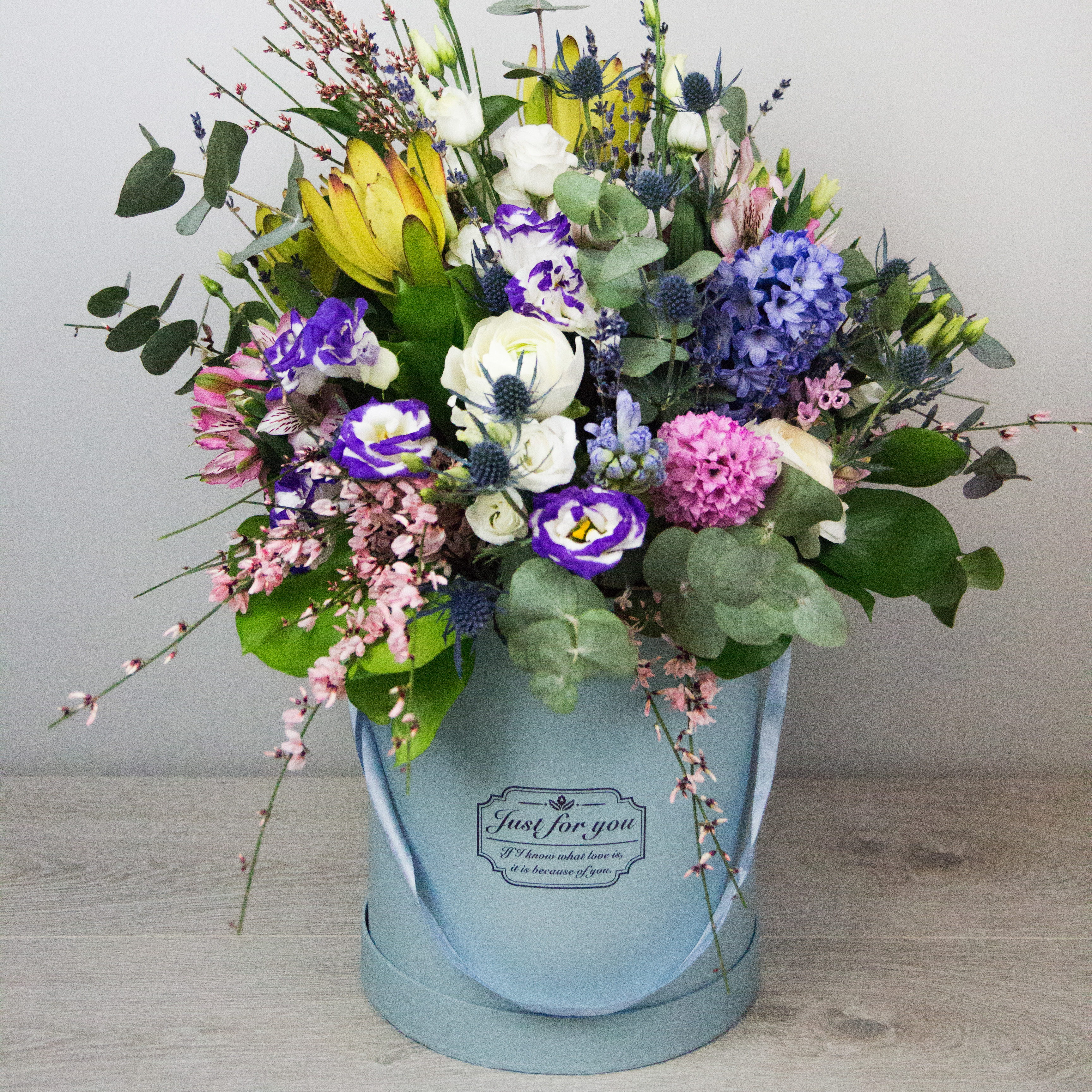 Цветочная композиция в коробке с гортензией, гиацинтами, ранункулюсами и эустомой