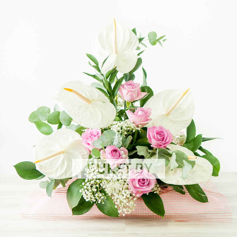 Композиция из антуриумов и роз