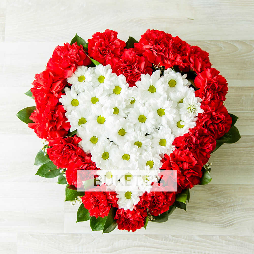 Сердце из роз и других цветов