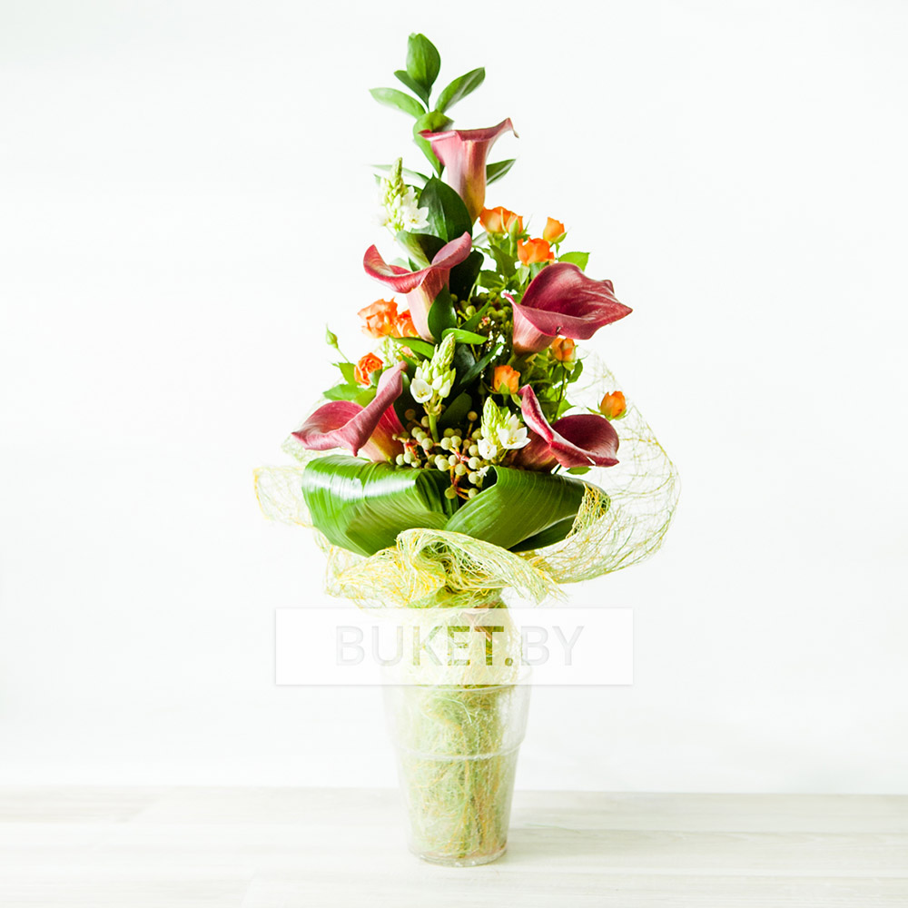 Букет из калл с кустовой розой и орнитогалумом