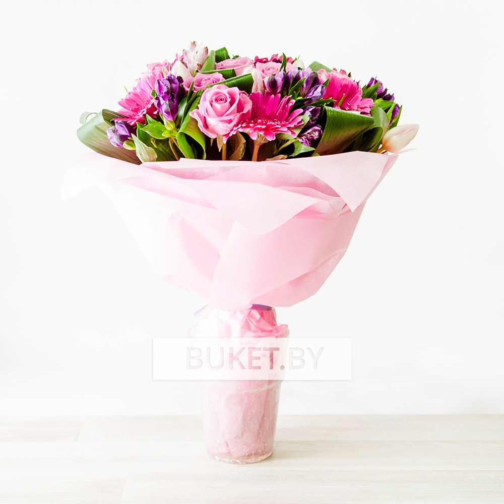 букет из роз и гребер с альстромерией