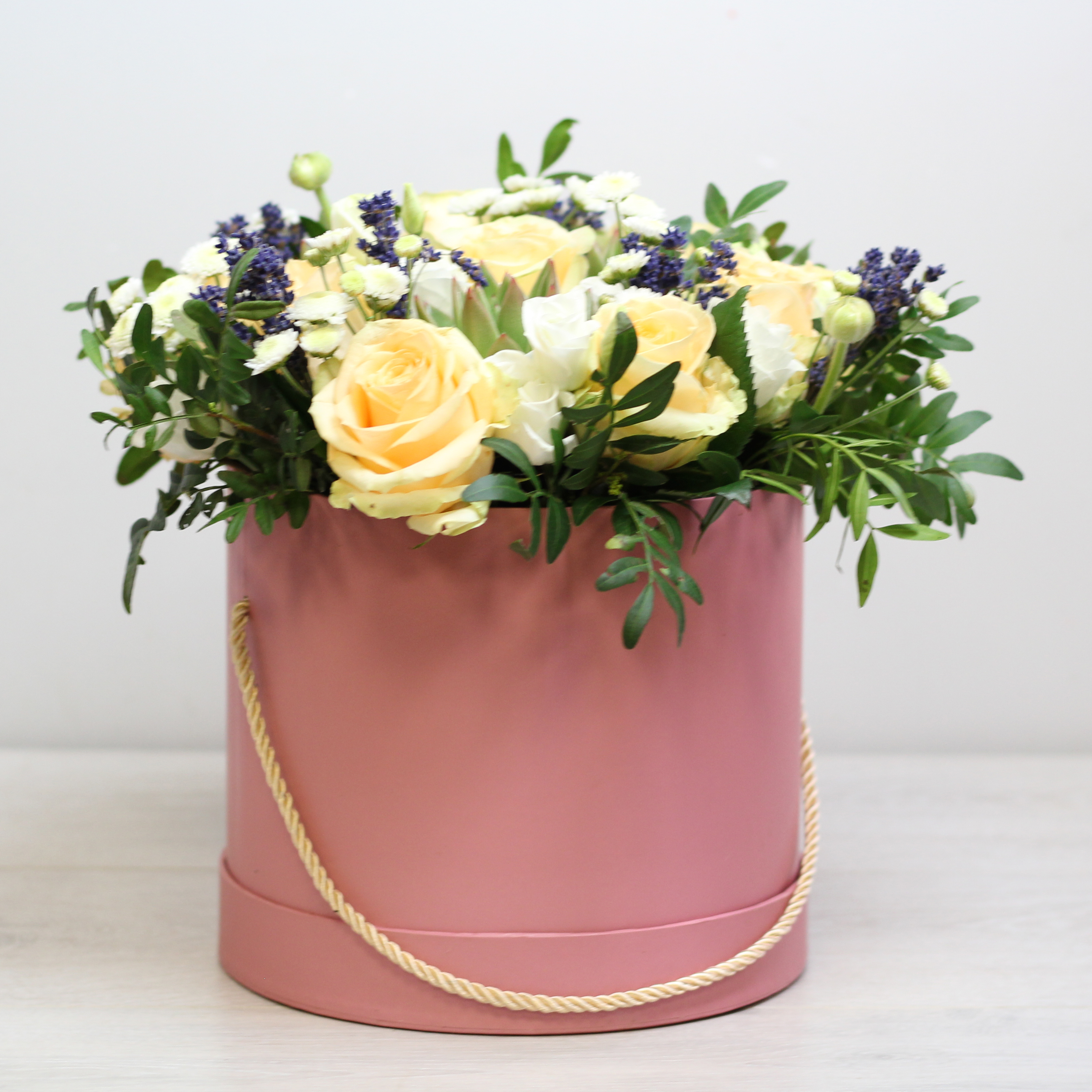 Композиция в коробке из роз,хризантем, эустомы и лаванды