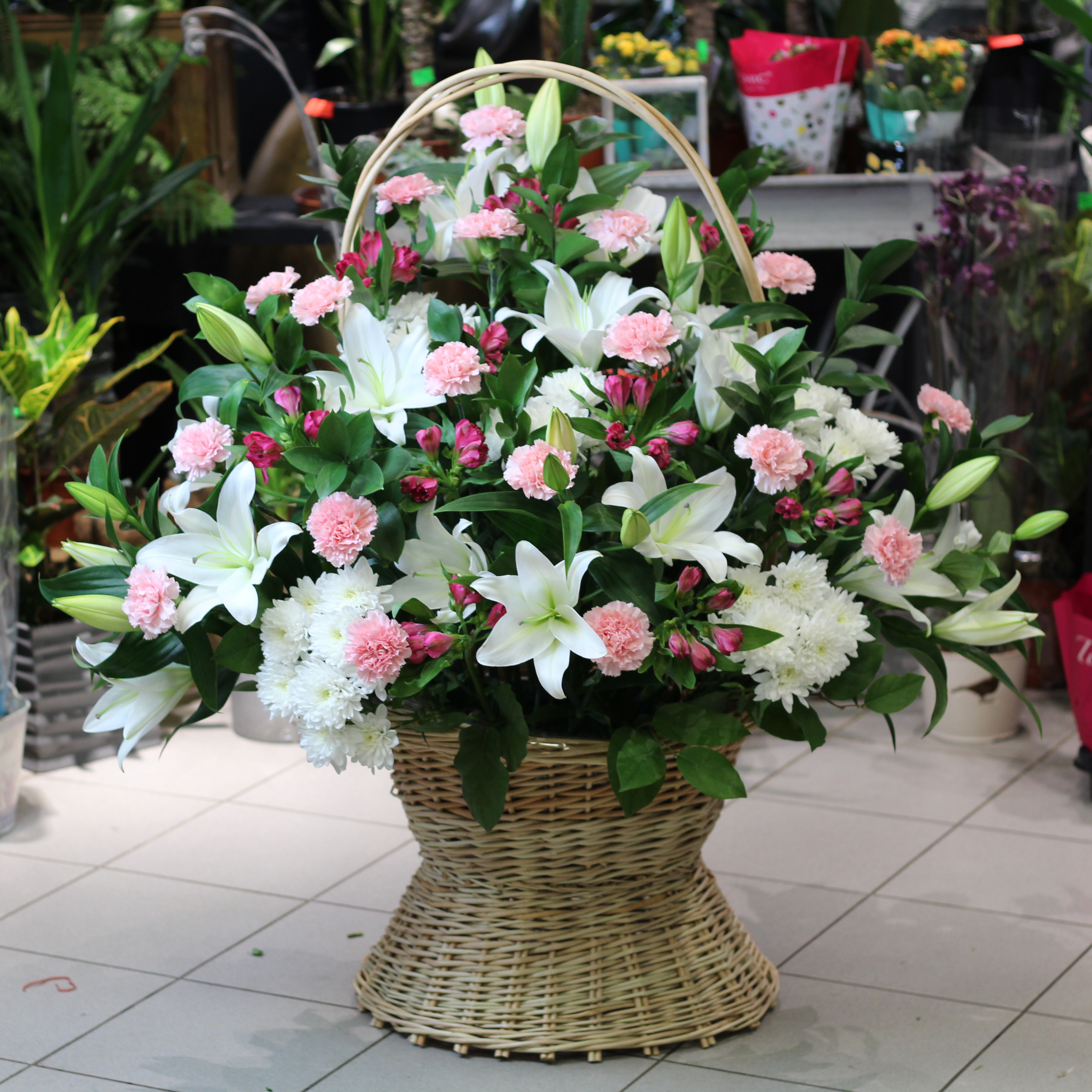 Корзина круговая из лилий, хризантем, гвоздики и альстромерии
